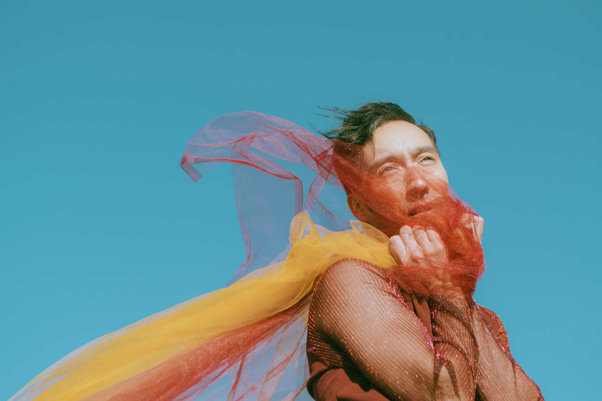 Alexideral estrena “Queriéndote desde lejos”: un íntimo manifiesto Pop producido por Taffy Dönicke