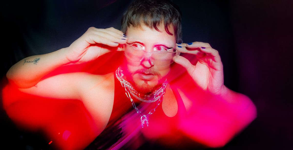 Flechazo instantáneo: Nikko Riady vuelve a la música de la mano de Barbacius y estrena hoy su nuevo videoclip