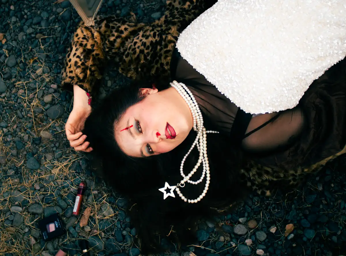 Catalein YonGüein se envuelve en el desamor con “Duele”, single adelanto de su próximo EP