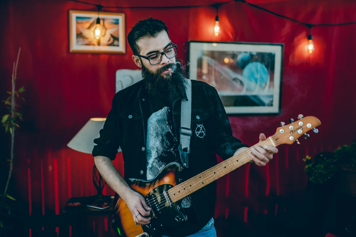Melindroso presenta A Mal Traer, un EP en vivo que retrata la poesía y el pulso de su universo creativo