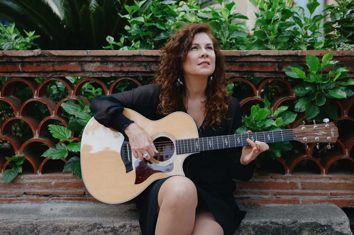 Elena Ley lanza “Andare via”, un himno de libertad y amor propio