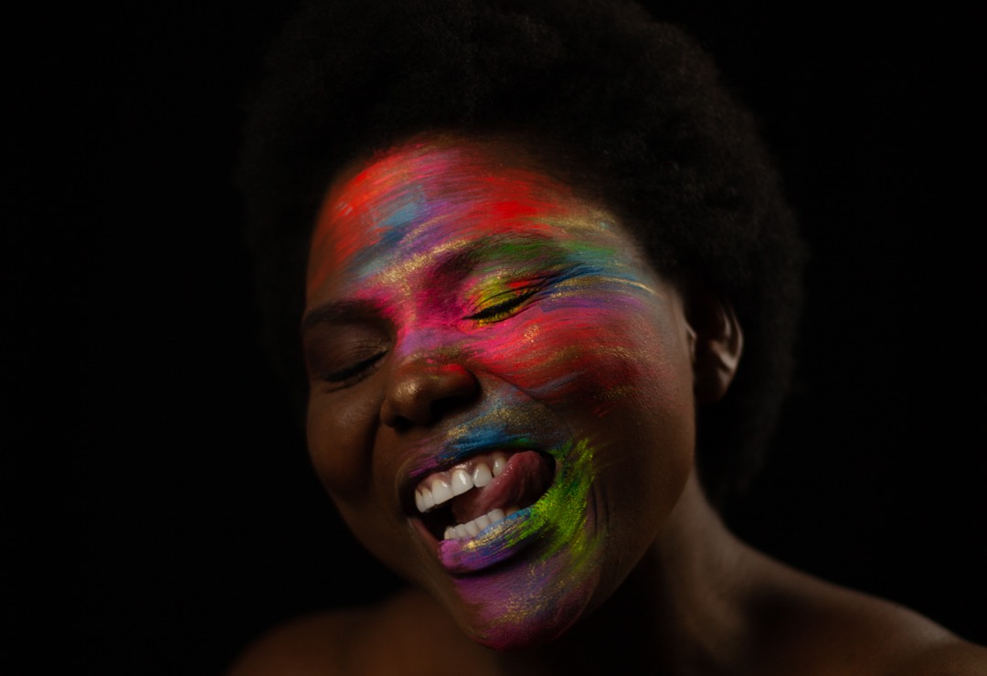 Zenah celebra la libertad personal con el visualizer de «SOLA», el cierre del universo de MANGO