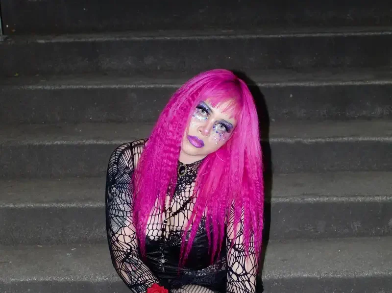Carmely Lakerry convierte el caos emocional en himnos para las chicxs intensas