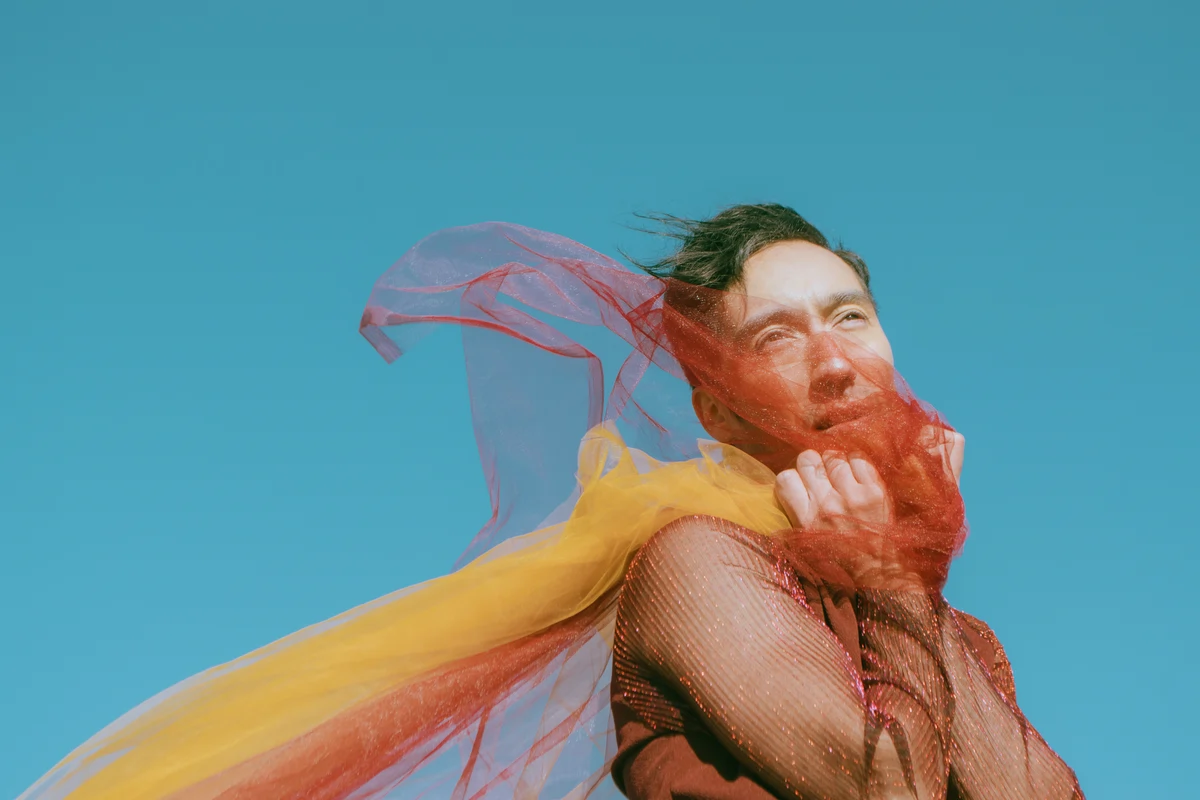 Alexideral estrena “Queriéndote desde lejos”: un íntimo manifiesto Pop producido por Taffy Dönicke