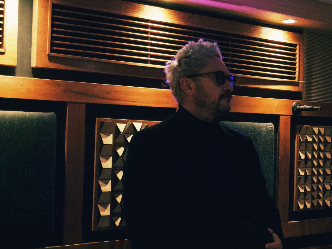 Alfredo Alfredo transforma la ausencia en canción con su nuevo sencillo «Melancolía y Dolor»