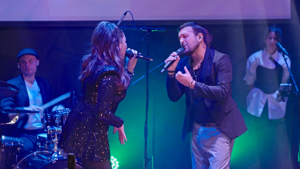 Francia Valdés y Miguel Asenjo unen sus voces para rendir homenaje a Abel Pintos con una emotiva versión en vivo de «Oncemil»