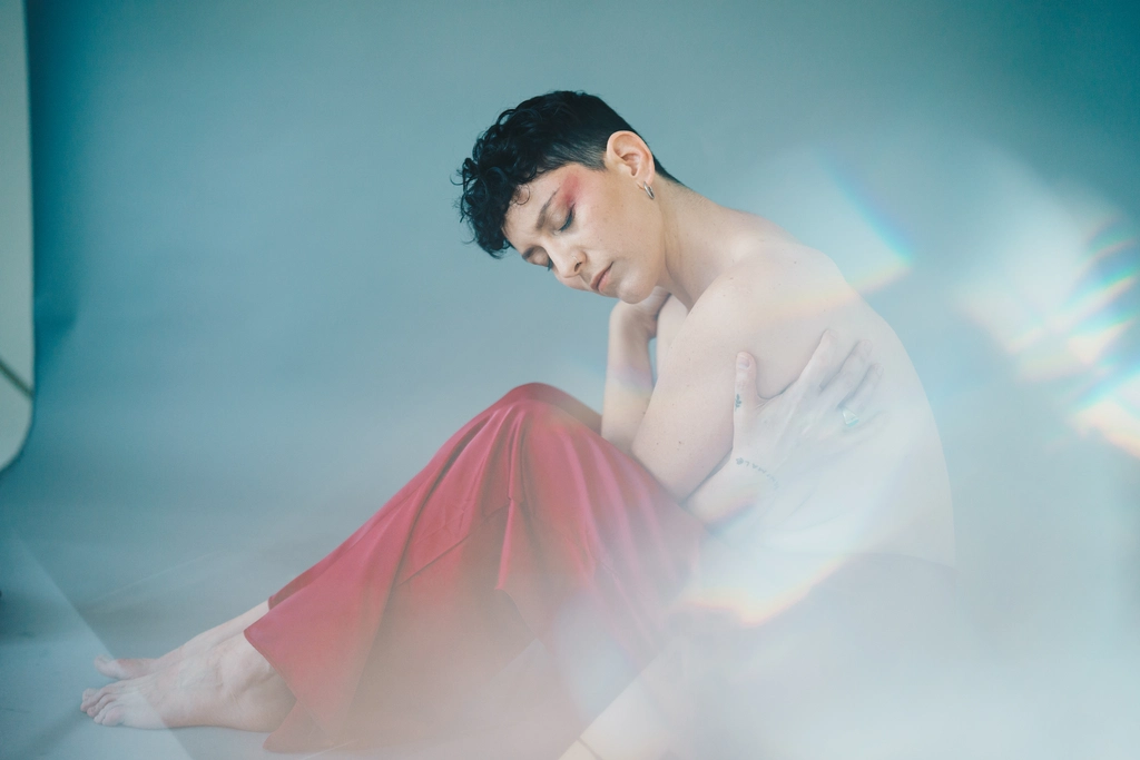 Hela San enciende una nueva etapa artística con su álbum «Casa en Llamas»
