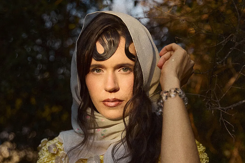 Julieta Rafaela regresa con su nuevo single: «Buscando Luz»