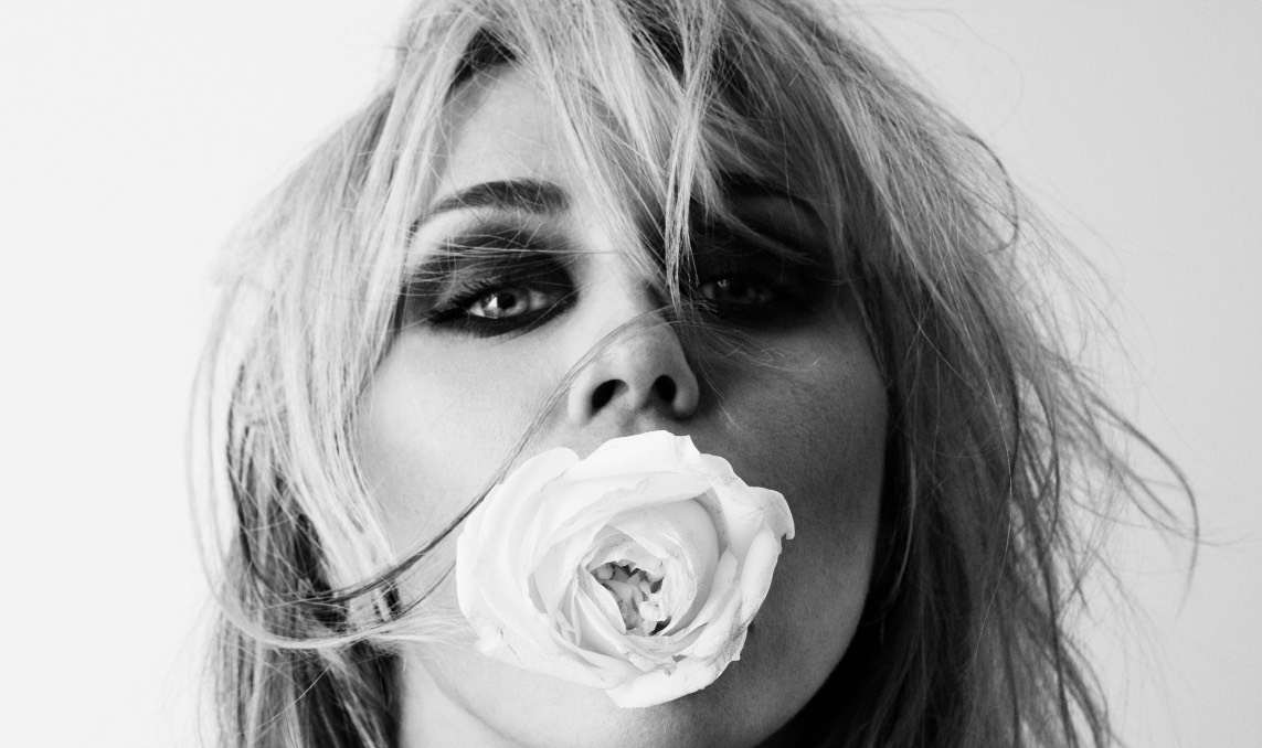 Miley lanza Bass Persuades, su esperado décimo álbum de estudio