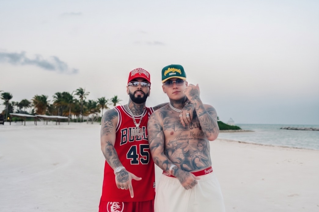 Blessd y Anuel AA llevan su química al Caribe con “CAPCANA COCOA”