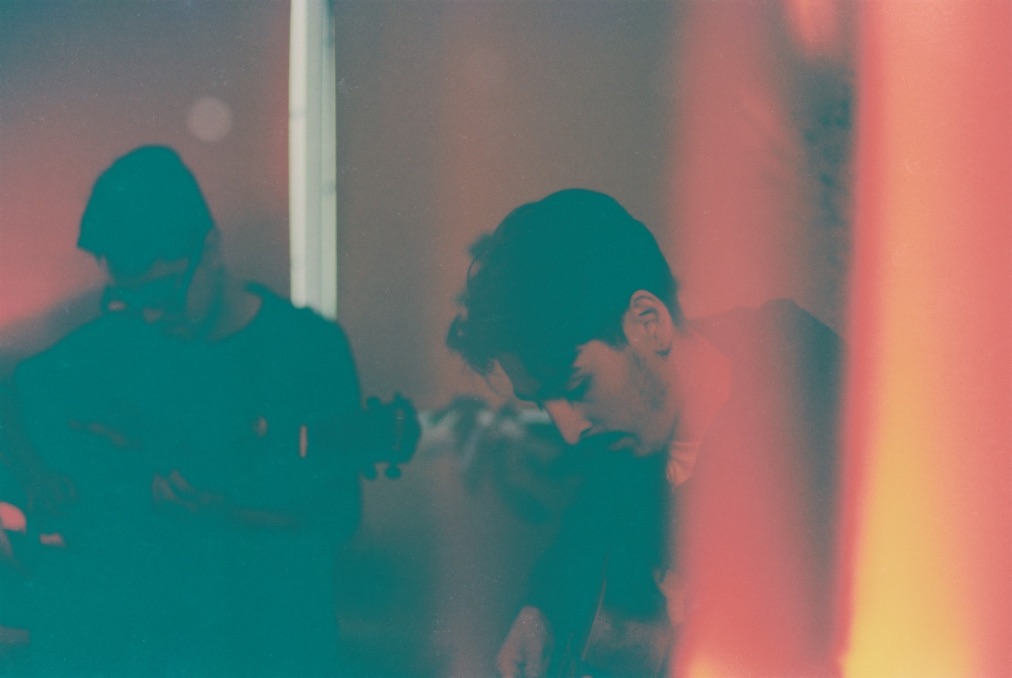 SIMPARES convierte la obsesión digital en pop electrónico con el videoclip de “Metralla Al Corazón”