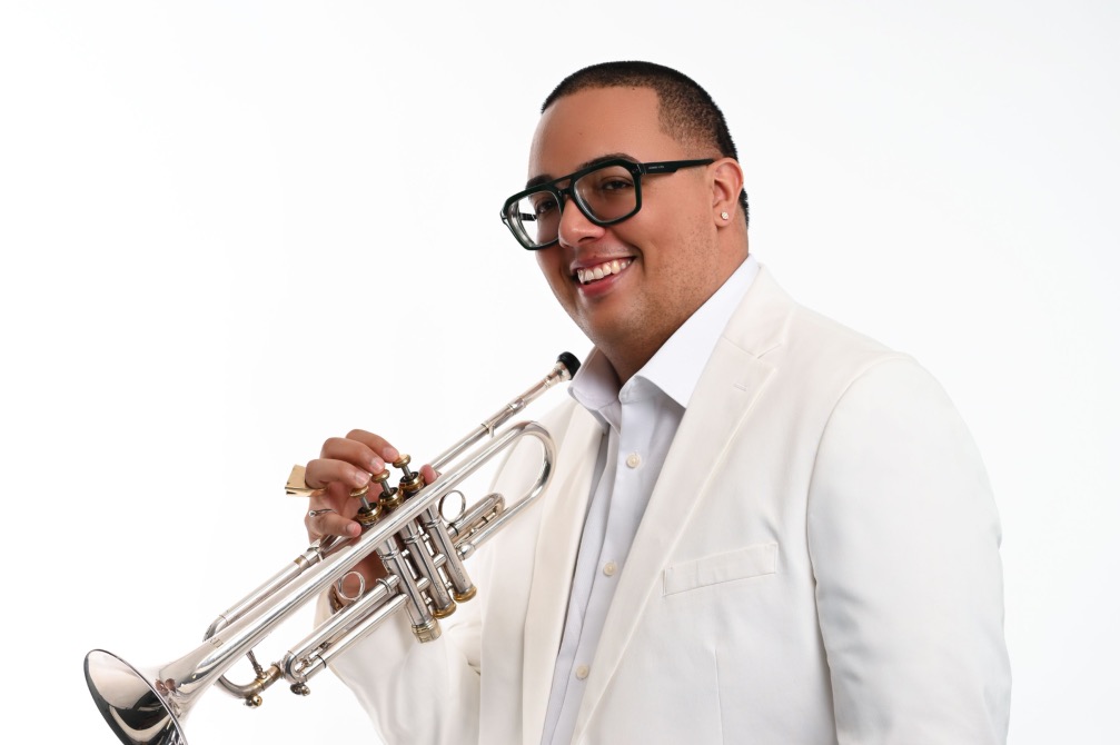 Roby Texeira debuta como cantante con “Y Sigue la Tradición”, una celebración de la Navidad puertorriqueña