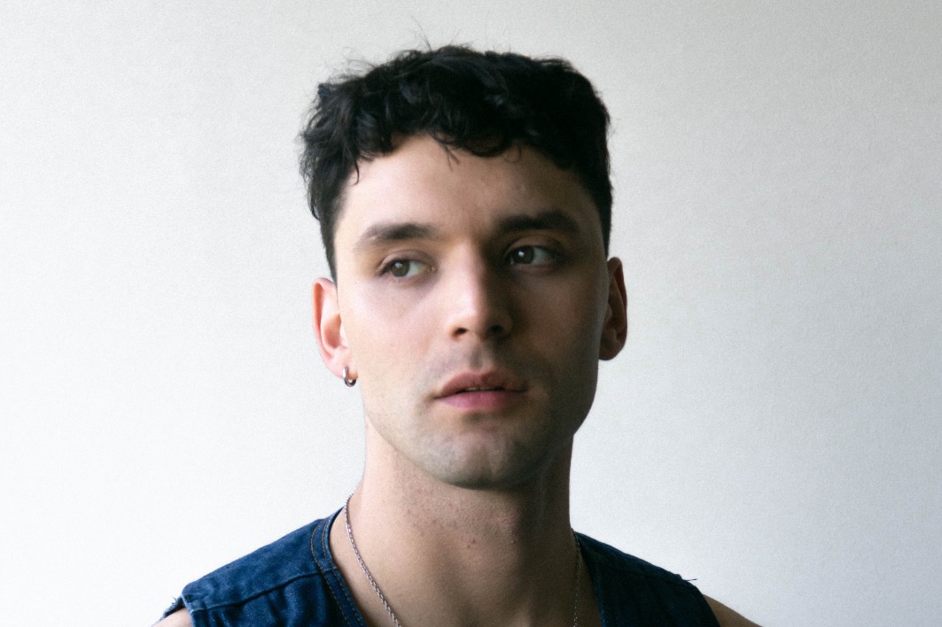 Nikos explora las múltiples dimensiones del ser en su EP debut “Partes de un mismo yo”