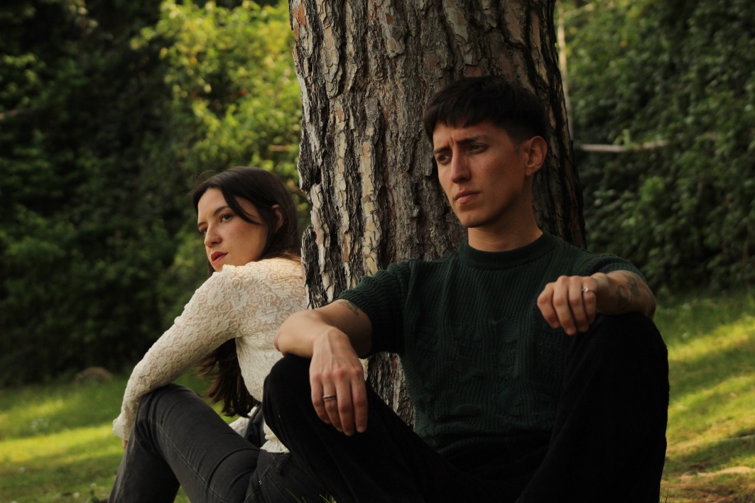 Bár y Tobal Blu se encuentran en una melancólica postal indie folk con “Desvelos (otra vez)”